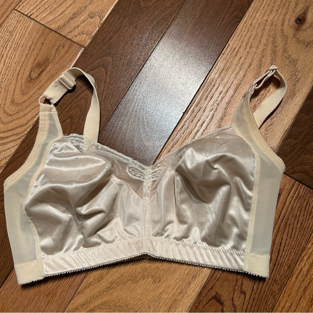 Wonderbra Beige Lace Satin Bra 34DD